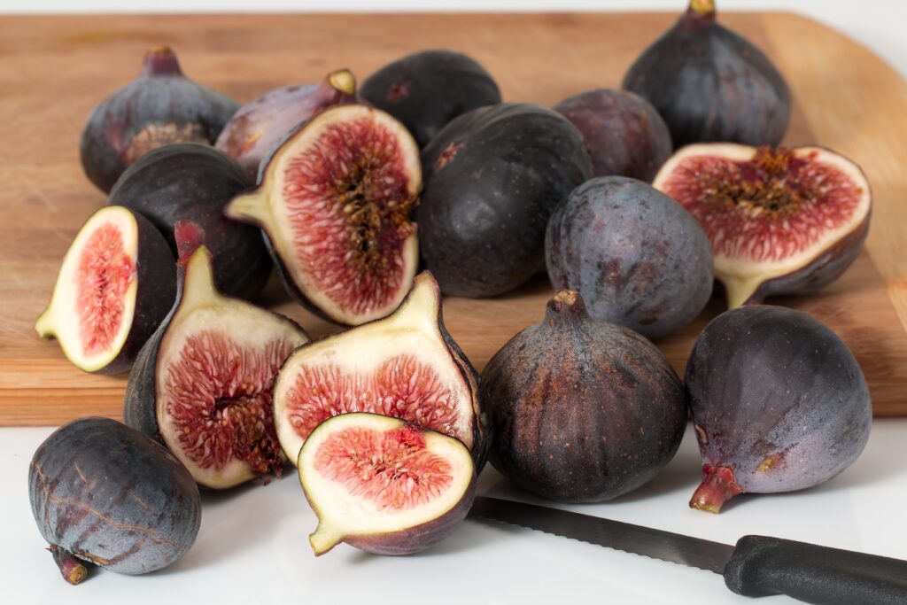Vibrant Ripe Figs on Wood Cutting Board - Juicy & Fresh Wallpaper