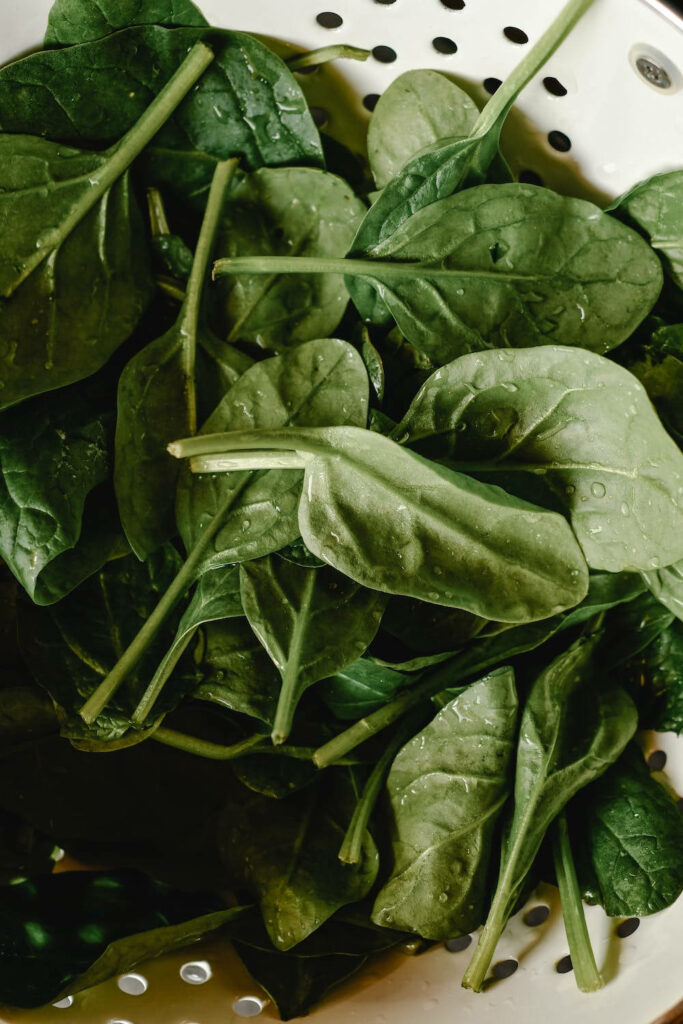 Fresh Spinach Leaves Wallpaper: Sparkling Water Droplets & Green Texture