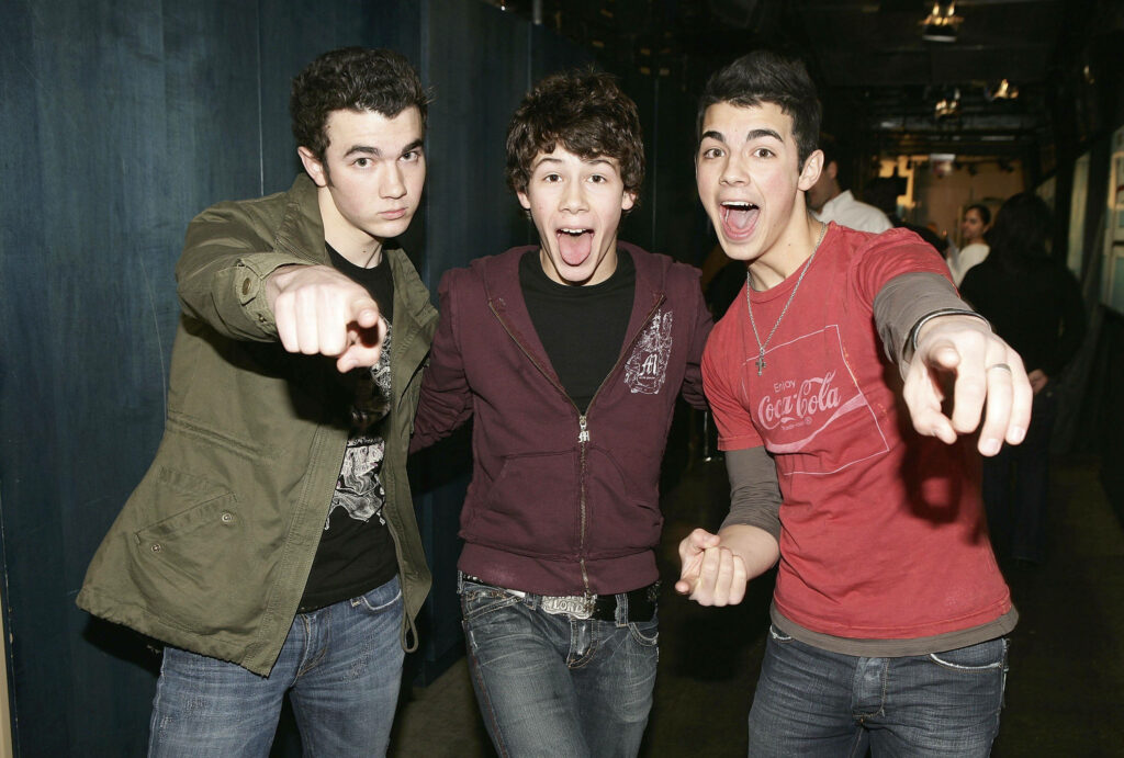 Playful Jonas Brothers Wallpaper: Fun Expressions of Kevin, Nick, & Joe