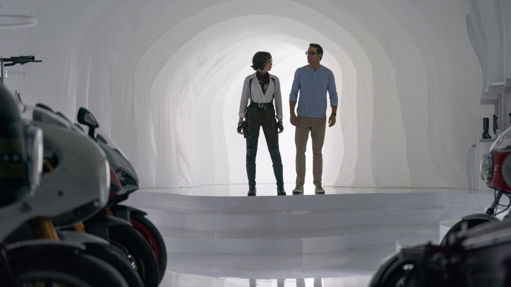 Free Guy Wallpaper: Futuristic Scene with Characters & Motorcycles