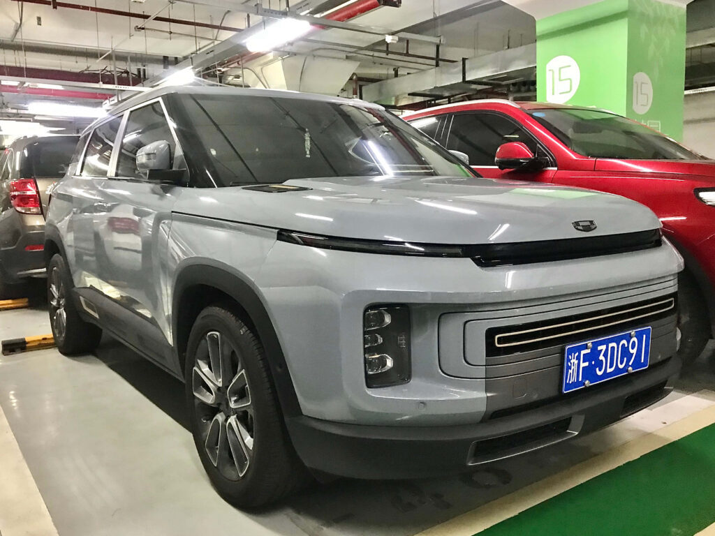 Futuristic Geely Icon SUV Wallpaper: Sleek Design & Modern Style