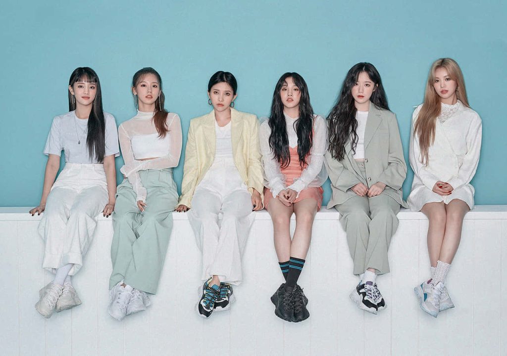 (G)I-DLE Minnie Miyeon Soyeon Yuqi Shuhua posing on white ledge pastel blue background wallpaper