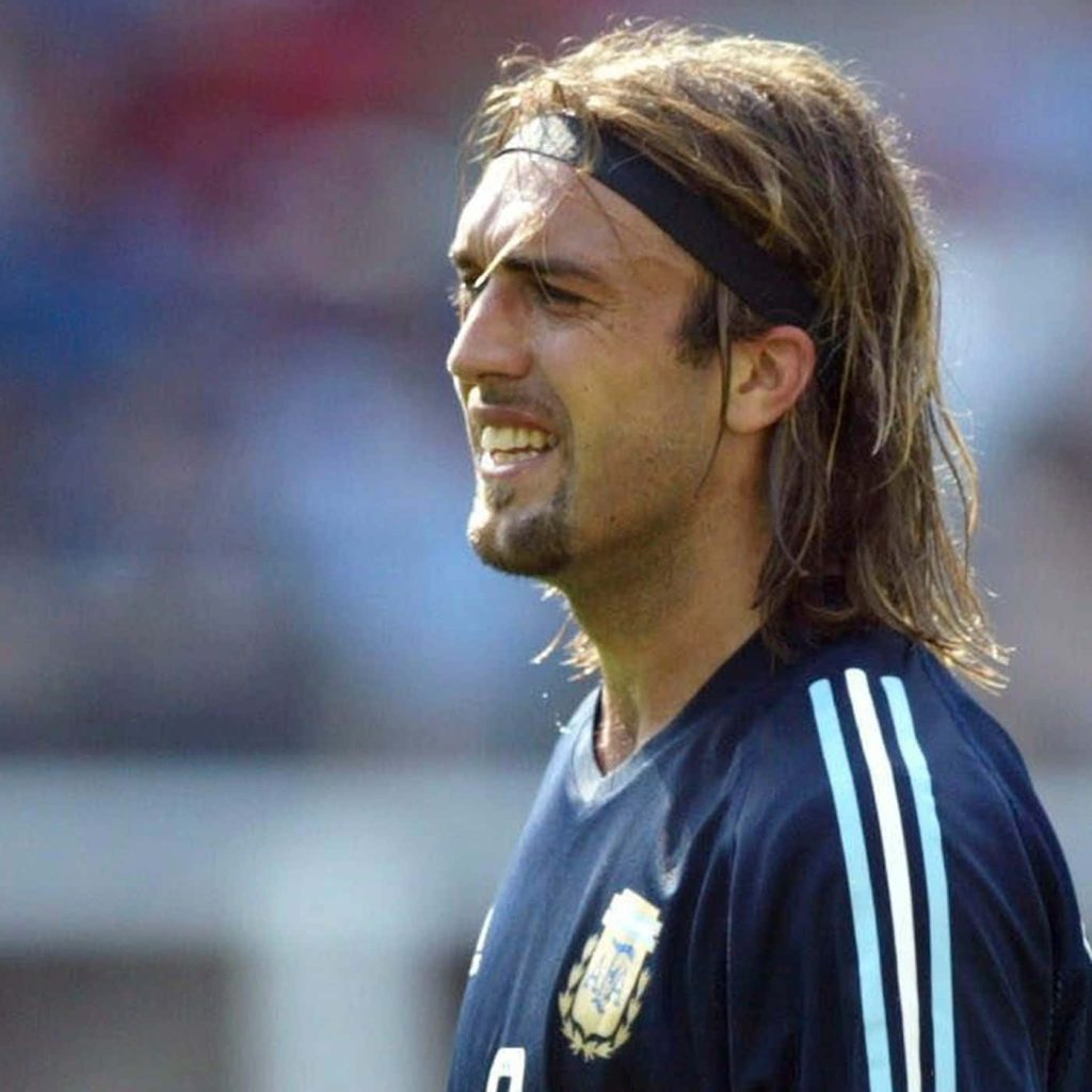 Gabriel Batistuta Argentina footballer profile dark blue kit signature hair headband wallpaper