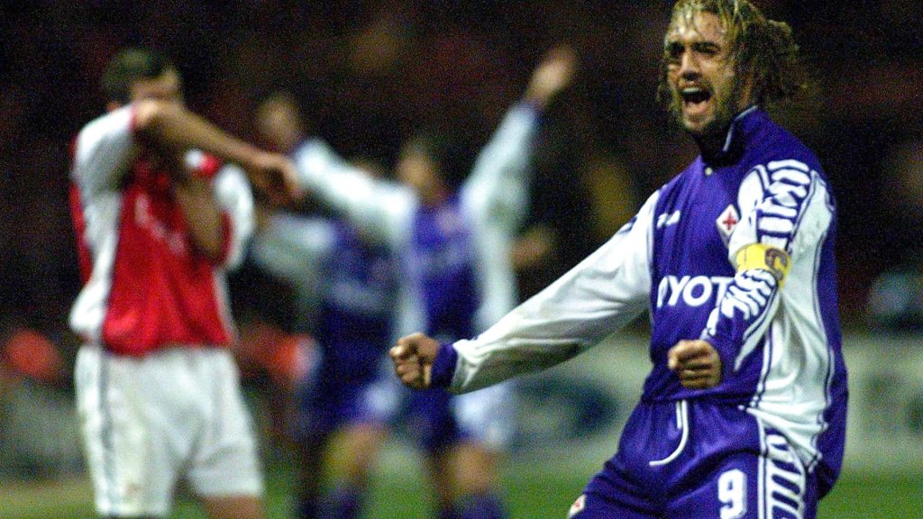 Gabriel Batistuta celebrating a goal in Fiorentina purple jersey number 9 stadium lighting wallpaper