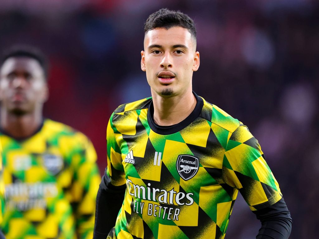 Gabriel Martinelli in Arsenal 2023-24 yellow green away kit focused gaze stadium wallpaper