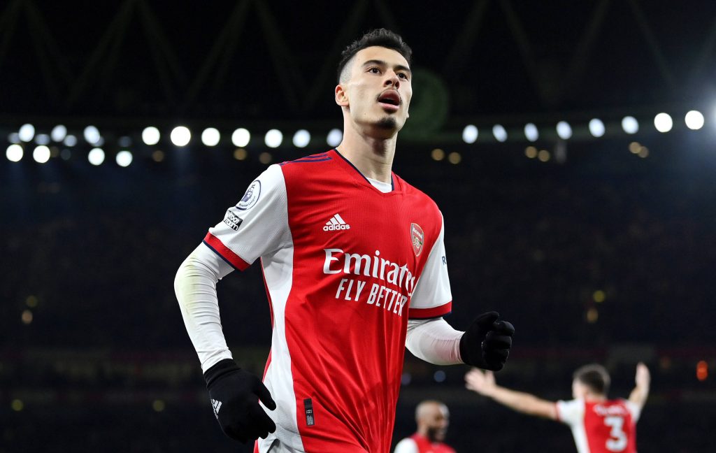 Gabriel Martinelli in Arsenal red kit focused during night match with stadium lights background Wallpaper