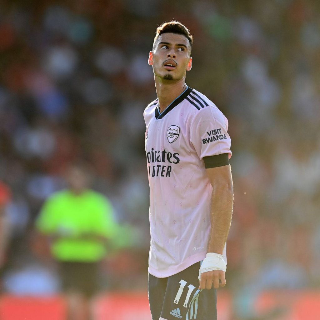 Gabriel Martinelli Arsenal pink away jersey intense look stadium blurred background wallpaper