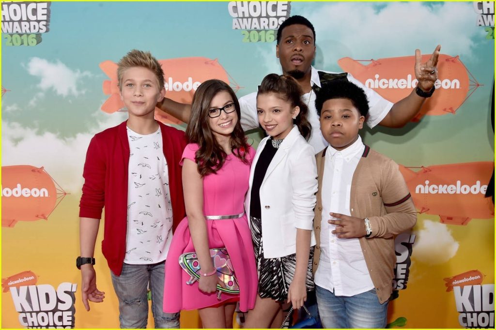 Game Shakers cast posing at 2016 Nickelodeon Kids Choice Awards orange teal backdrop Wallpaper