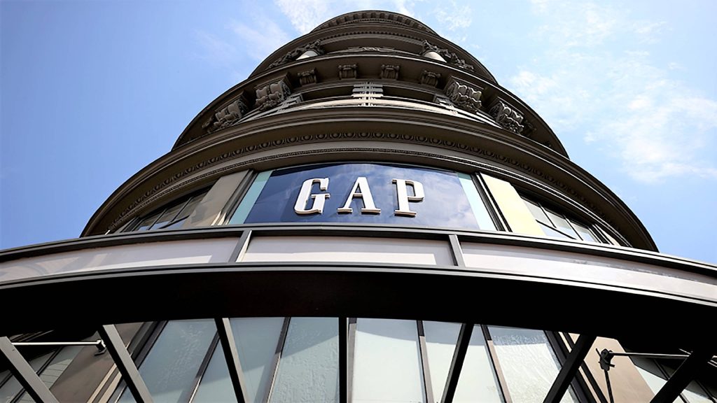 Low-angle view of San Francisco Gap flagship store with curved facade and clear blue sky Wallpaper