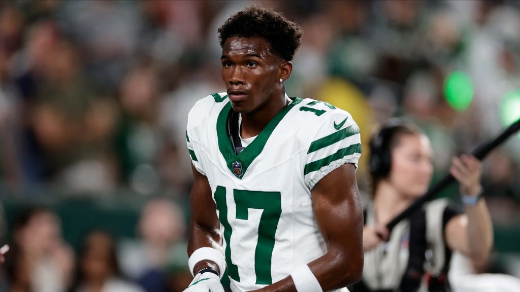 New York Jets wide receiver Garrett Wilson number 17 focused in action stadium background wallpaper