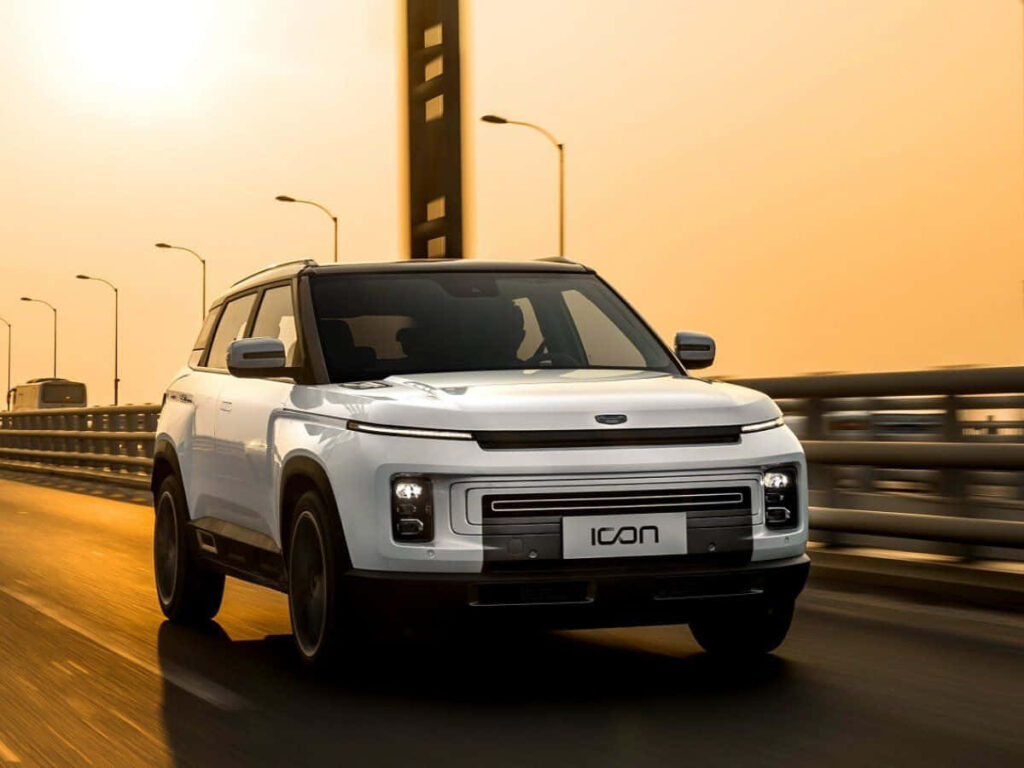 Geely Icon SUV Wallpaper: Dusk Bridge Scene with Modern Design