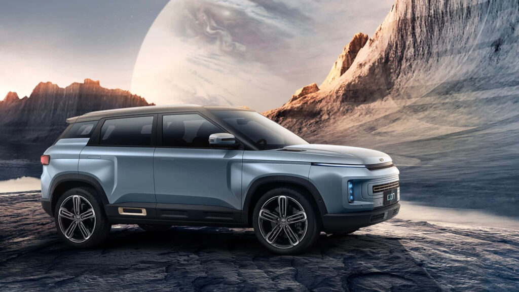 Sleek Geely Icon SUV Wallpaper in Futuristic Cityscape Background