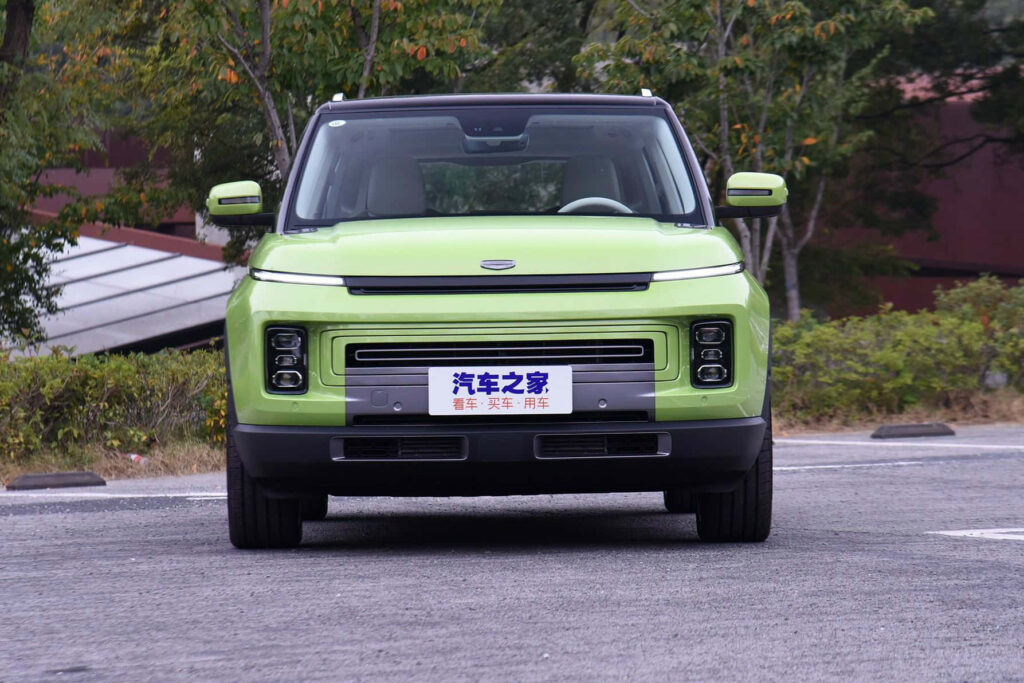 Modern Geely Icon SUV Wallpaper: Futuristic Urban Design