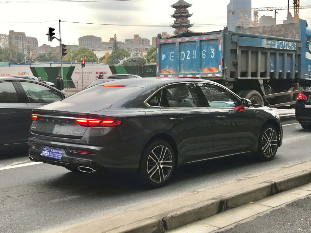 Sleek Geely Preface Wallpaper: Luxury Sedan in Urban Setting