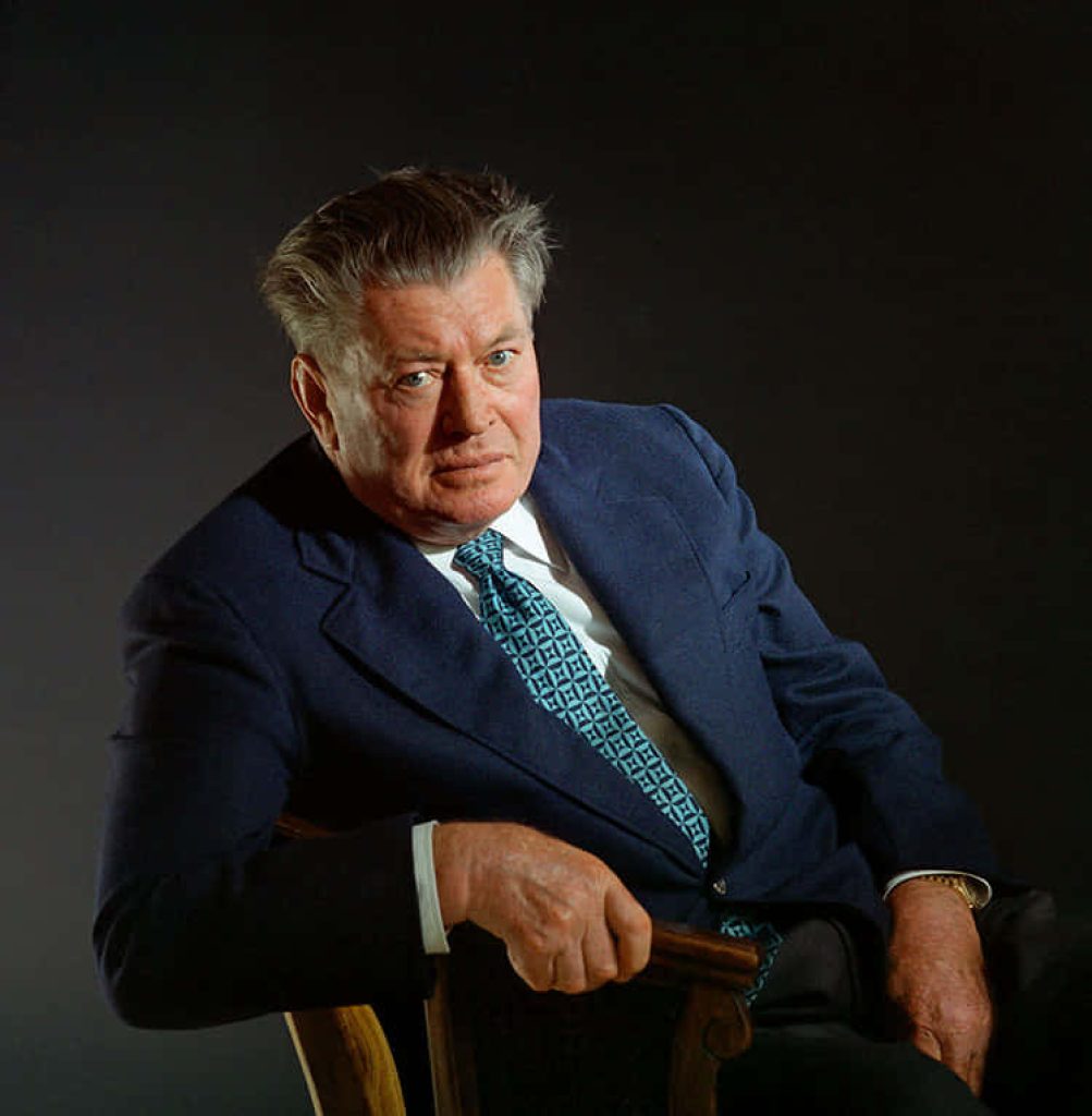 1973 portrait of Gene Tunney legendary world heavyweight boxing champion in blue suit Wallpaper