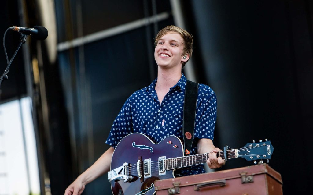 George Ezra live concert performing with burgundy Gretsch guitar in navy floral shirt Wallpaper