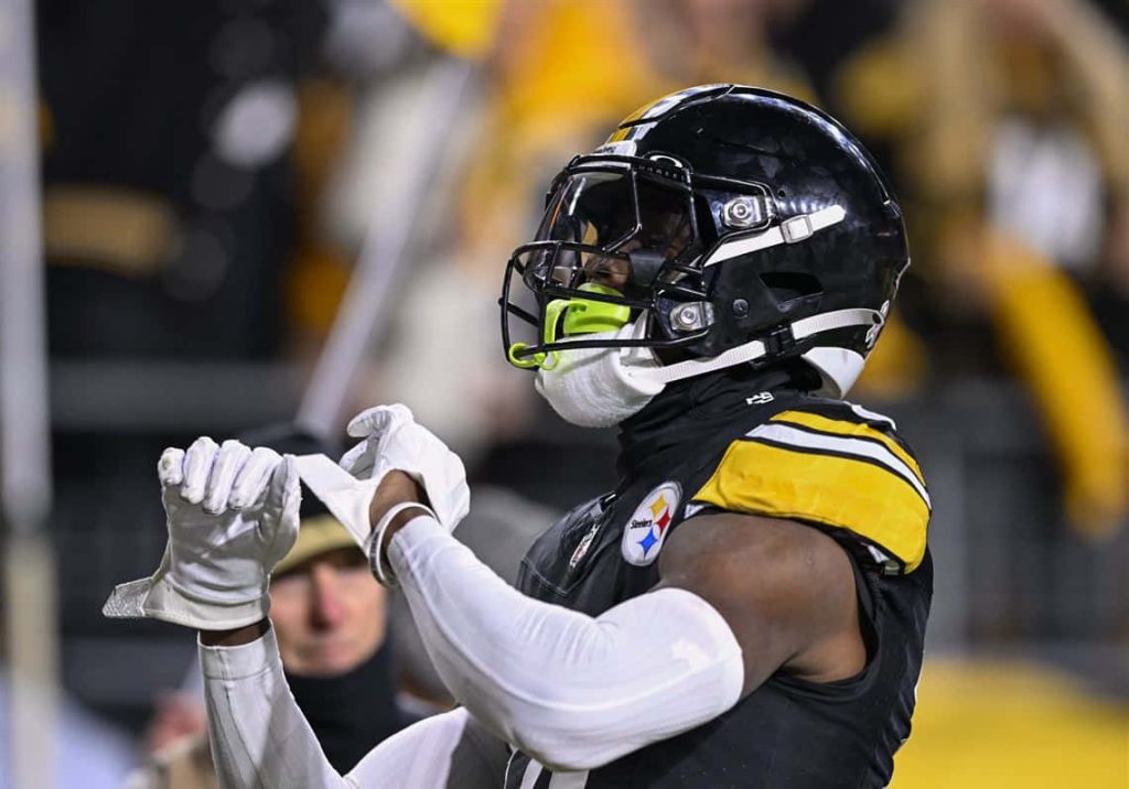 George Pickens in black and gold Steelers uniform ready to catch football under stadium lights Wallpaper
