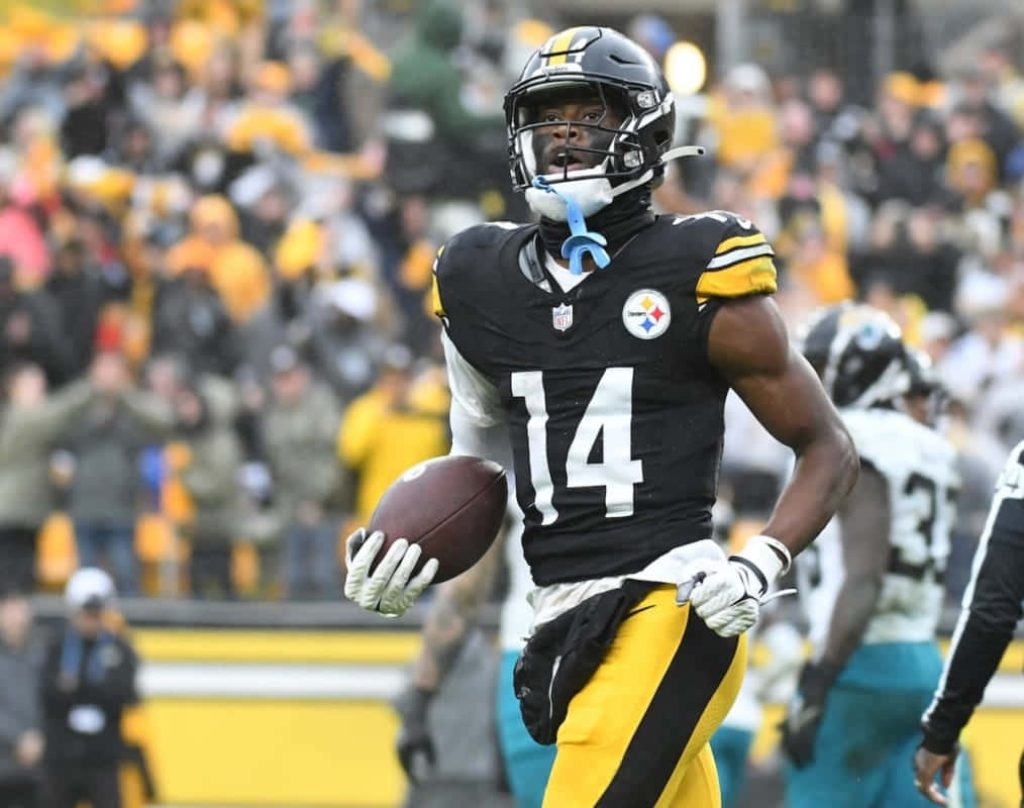 George Pickens Steelers wallpaper number 14 running play NFL black and gold fan background