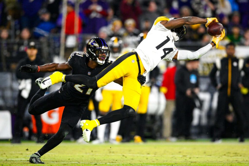 George Pickens Steelers football catch against Ravens thrilling NFL action wallpaper background
