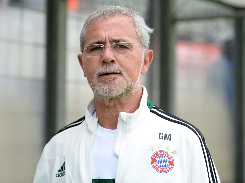 Gerd Müller portrait in white Bayern München tracksuit celebrating football legend wallpaper background