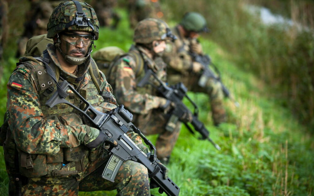 Elite German Paratrooper Armed with Rifle: HD Wallpaper for Military Enthusiasts