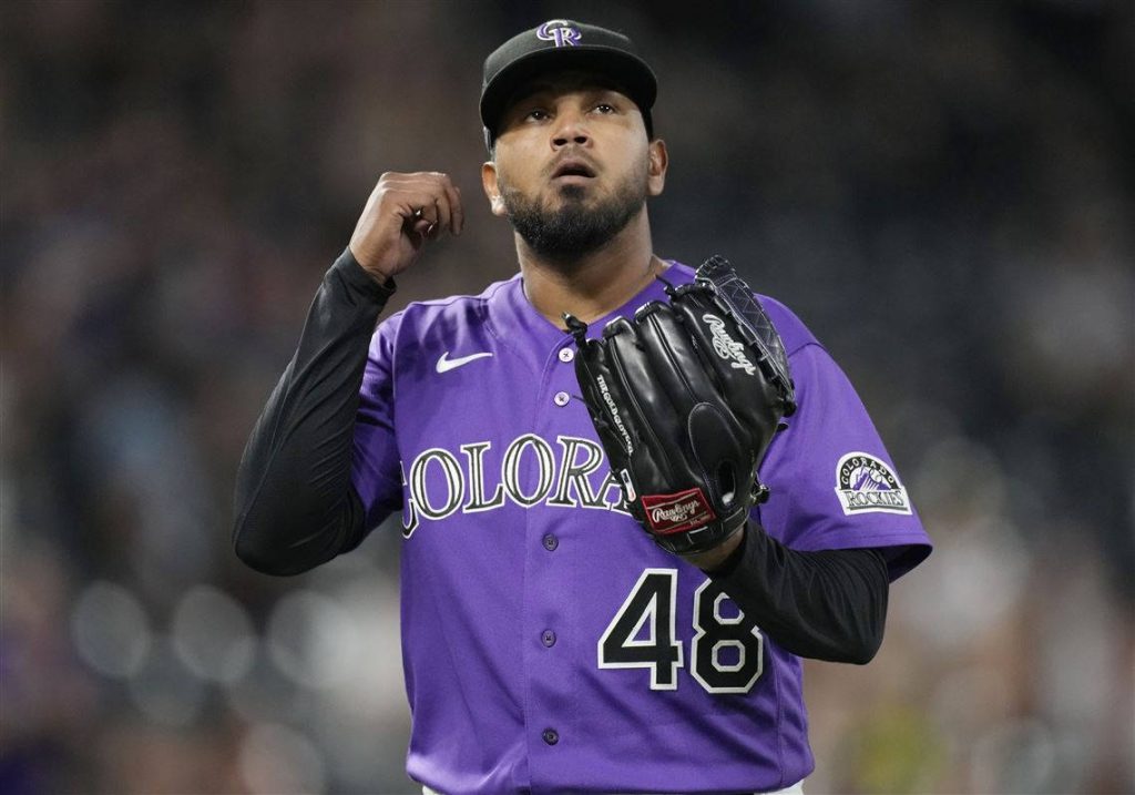 Colorado Rockies pitcher Germán Márquez in purple jersey #48 pitching with Rawlings glove wallpaper