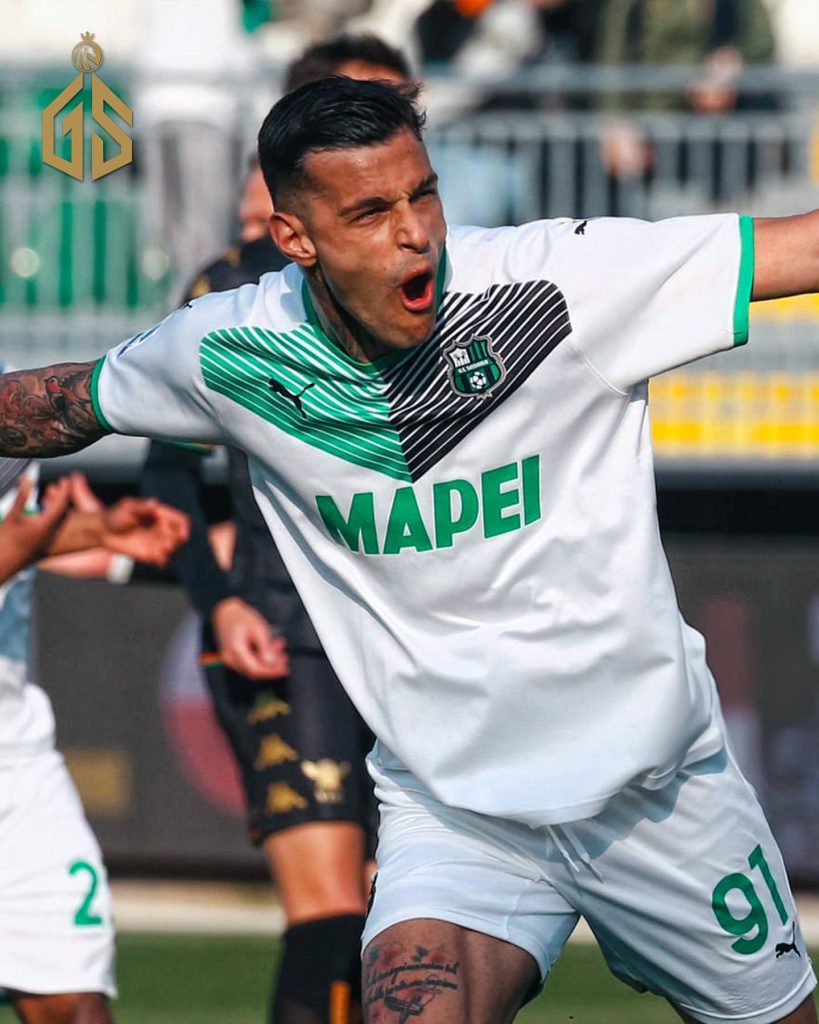 Gianluca Scamacca celebrating a goal in US Sassuolo green and white kit number 91 wallpaper