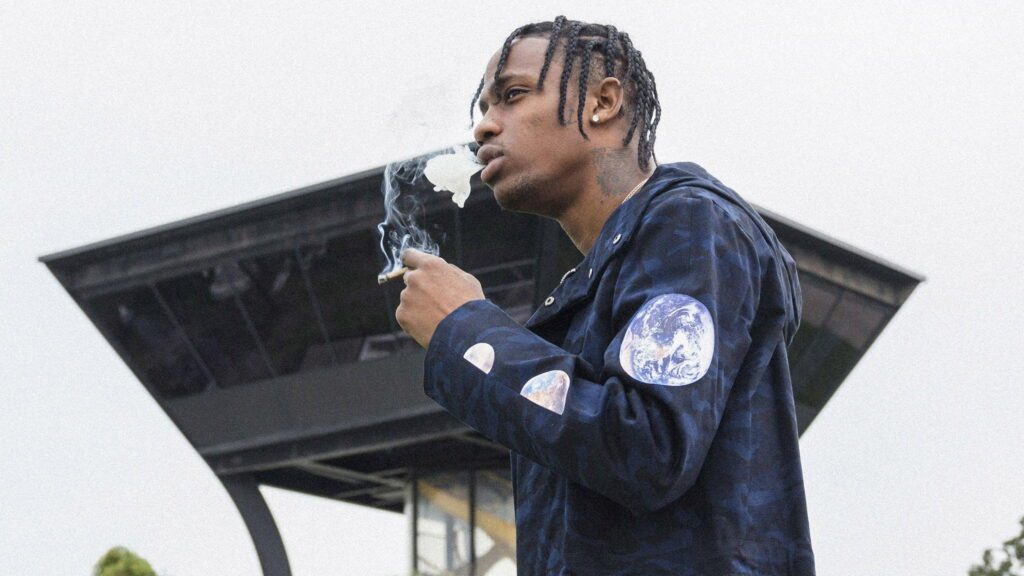 Travis Scott: The Reign of Golden Chains in Fiery QHD Splendor Wallpaper
