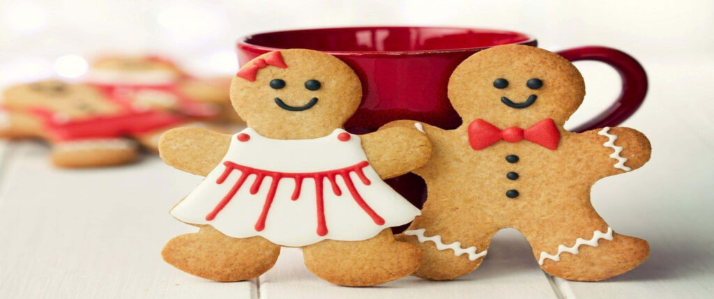 Gingerbread Delights: Adorable Sweet Treats on a Festive Cup – Perfect Desktop Wallpaper in 3440x1440p