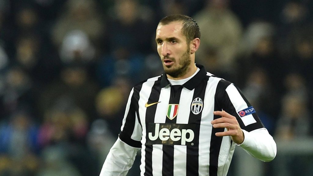 Giorgio Chiellini Juventus FC black and white kit intense focus stadium blurred background wallpaper