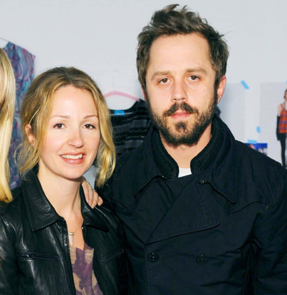 Giovanni Ribisi and Agyness Deyn stylish celebrity portrait in black coats studio backdrop Wallpaper