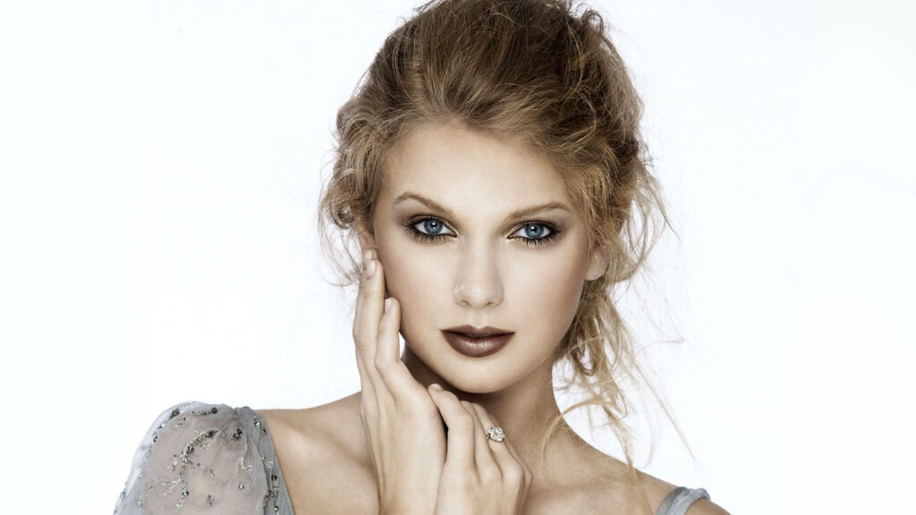 Glamorous in a Nude Hue: Taylor Swift's Stunning Makeup and Fashion Combo Wallpaper