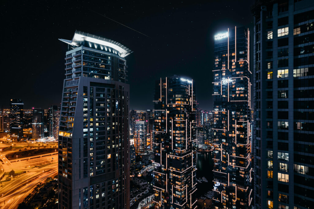 Glimmers of Urban Life: A Captivating 4k Cityscape as a Mesmerizing Tablet Background Wallpaper