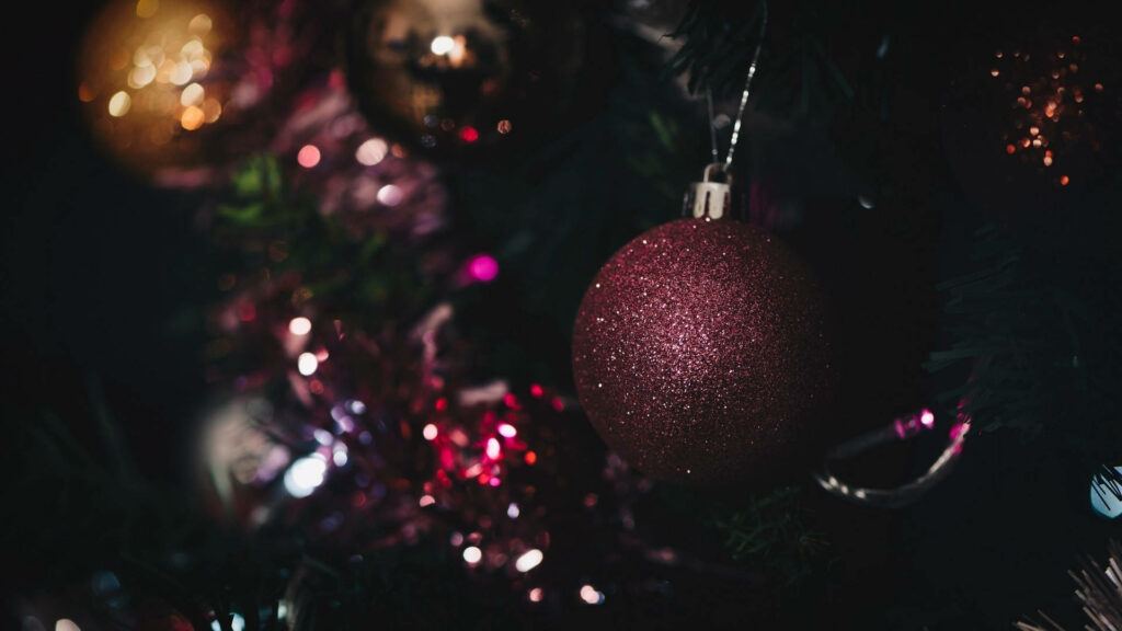 Glittered Maroon Christmas Ball: A Festive Desktop Wallpaper
