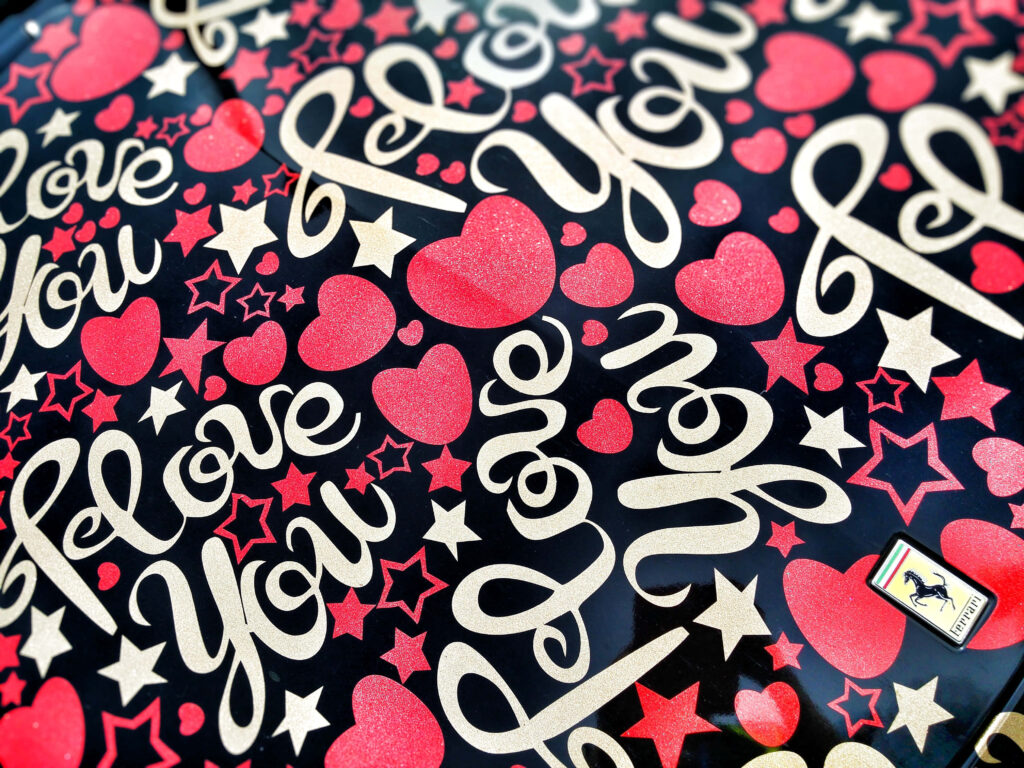 Romantic Vector Wallpaper: Glittering 'Love You' Text & Hearts