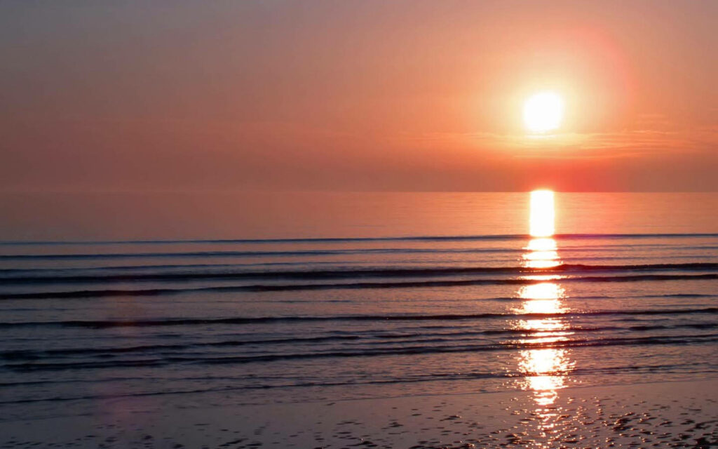 Golden Hour by the Sea: A Captivating Beachscape Wallpaper