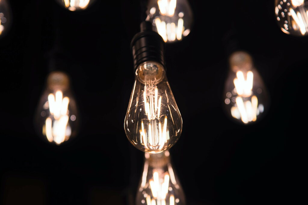 Luminous Brilliance: Captivating 4K Wallpaper featuring a Focused Bulb's Radiant Glow