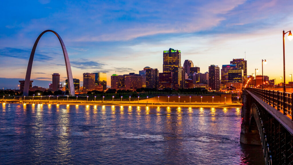 Twilight Majesty: St. Louis Cityscape with Gateway Arch and River - HD Desktop Wallpaper