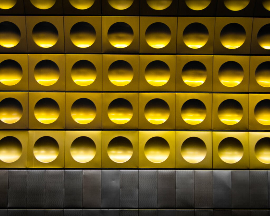 Elegant Simplicity: Gilded Minimalism in Polka-Dot Wall Art - QHD Wallpaper
