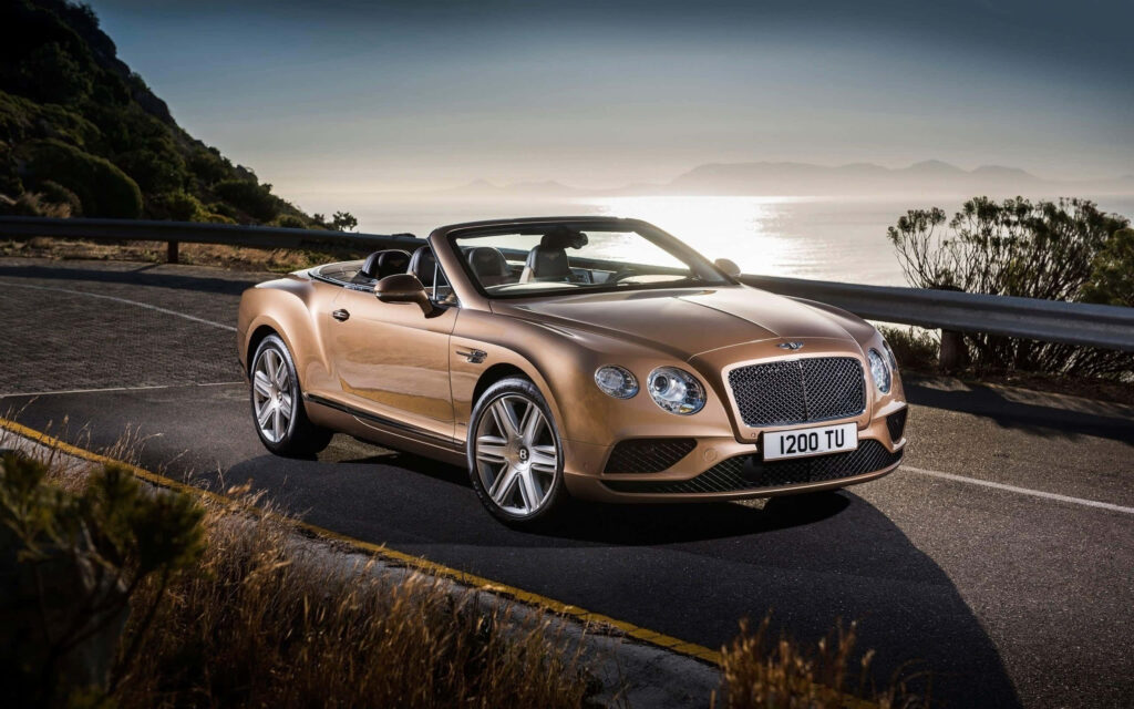 Glistening Elegance: Seaside Drive with the 2018 Bentley Continental GT Wallpaper