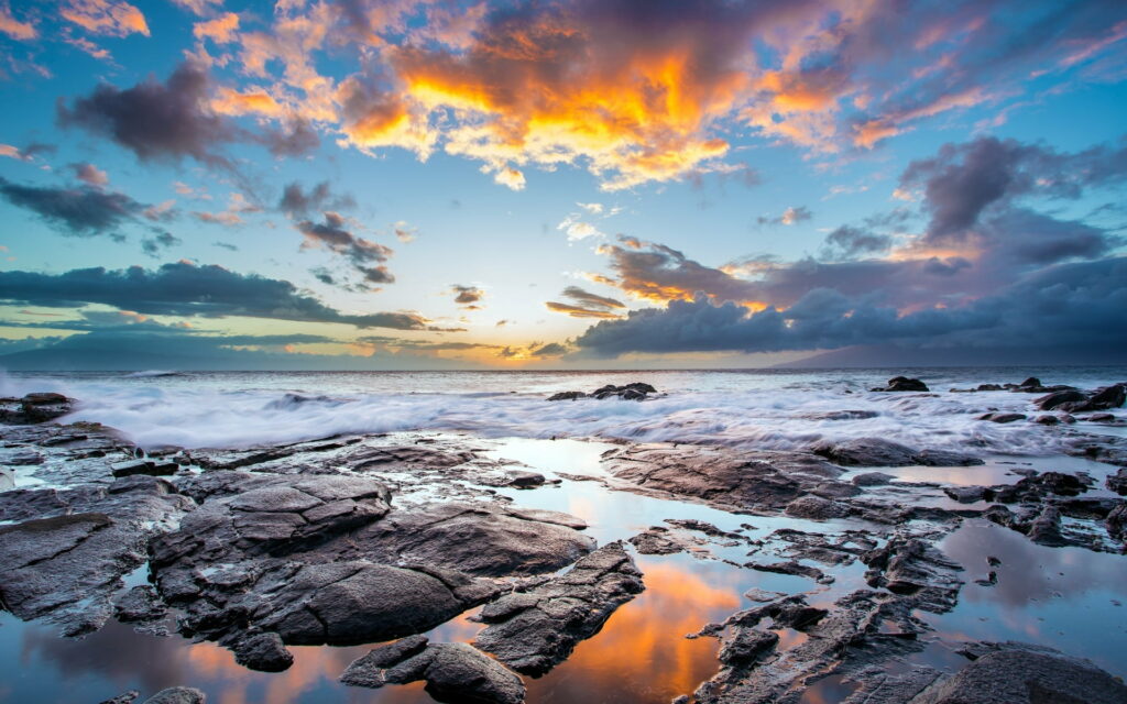 Paradise's Glow: Captivating Hawaiian Sunset over the Ocean Wallpaper