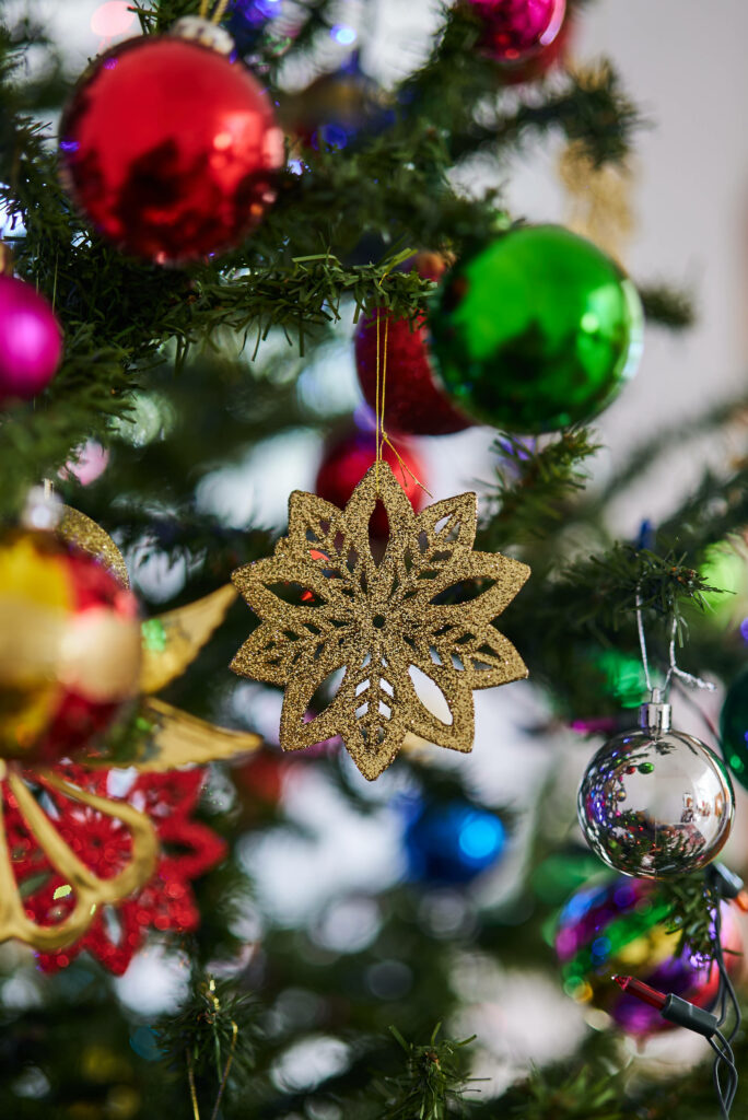 Sparkling Festive Delights: Vibrant Baubles on Christmas Tree with Golden Snowflake - HD Holiday Wallpaper