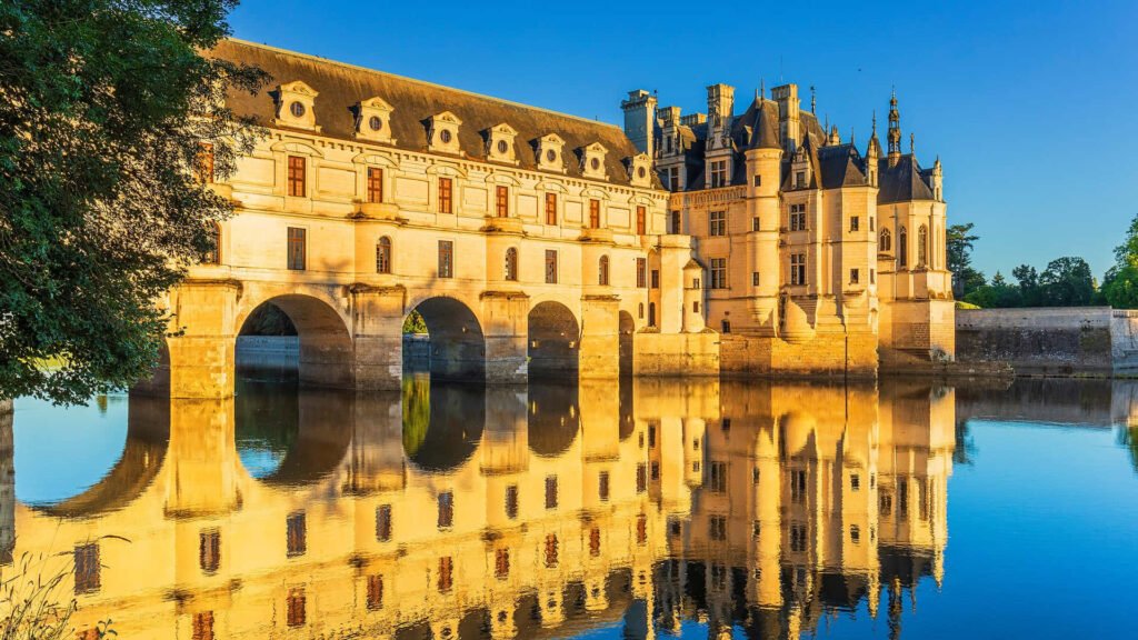 Stunning Chenonceau Golden Sunlight Wallpaper - Elegant Castle Reflection
