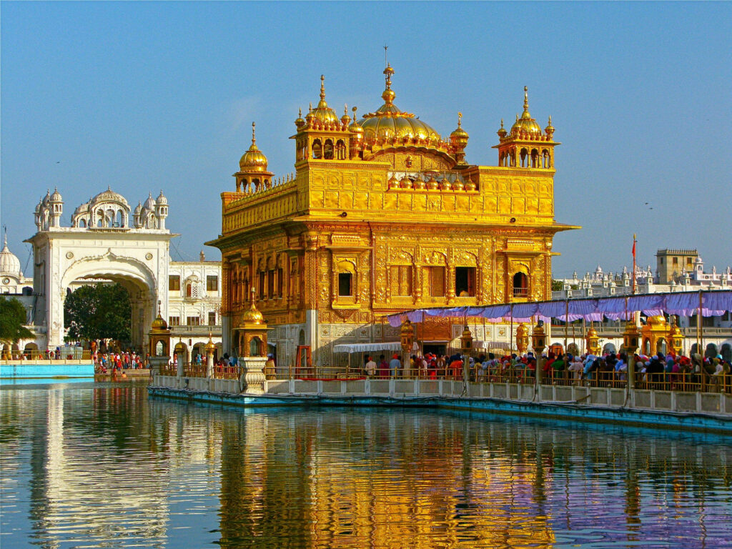 Stunning Golden Temple Wallpaper: Daylight Reflection in Amritsar