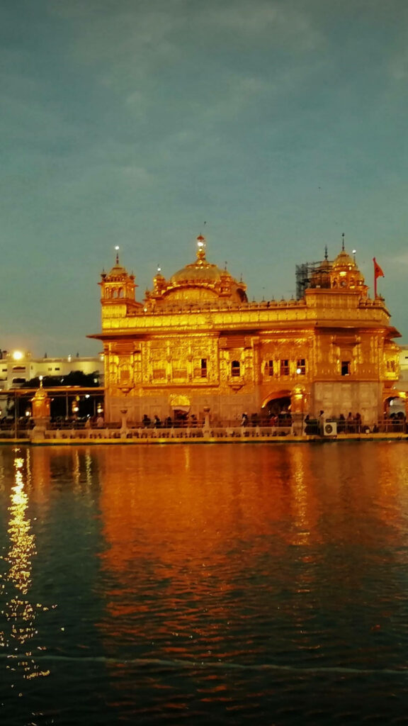Stunning Golden Temple Wallpaper: Evening Sky & Reflective Serenity