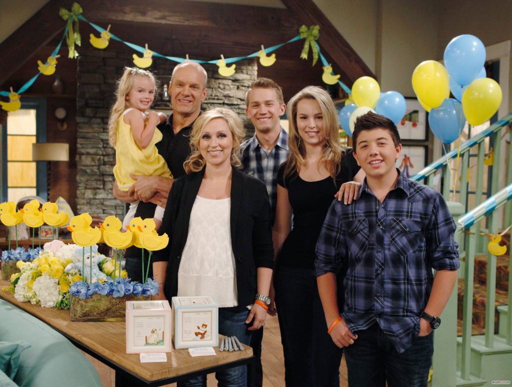 Duncan family from Good Luck Charlie smiling with yellow rubber ducks and balloons background Wallpaper
