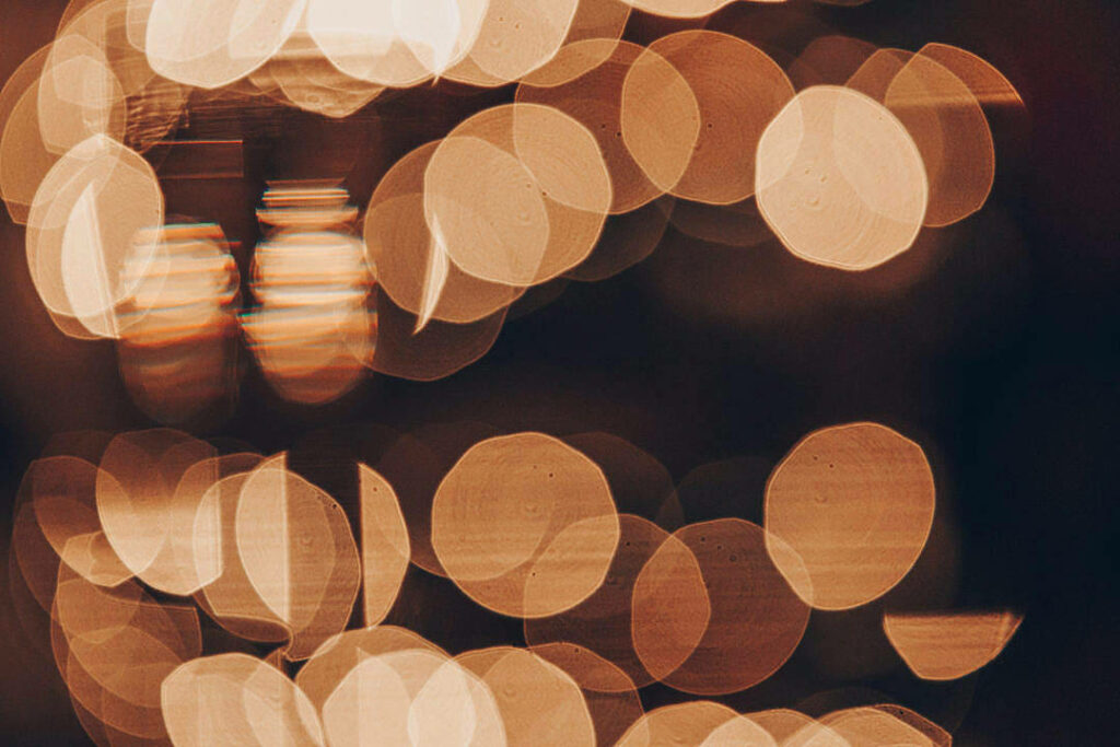 Gleaming Gold Circles: Radiant Bokeh Lights in HD Desktop Wallpaper