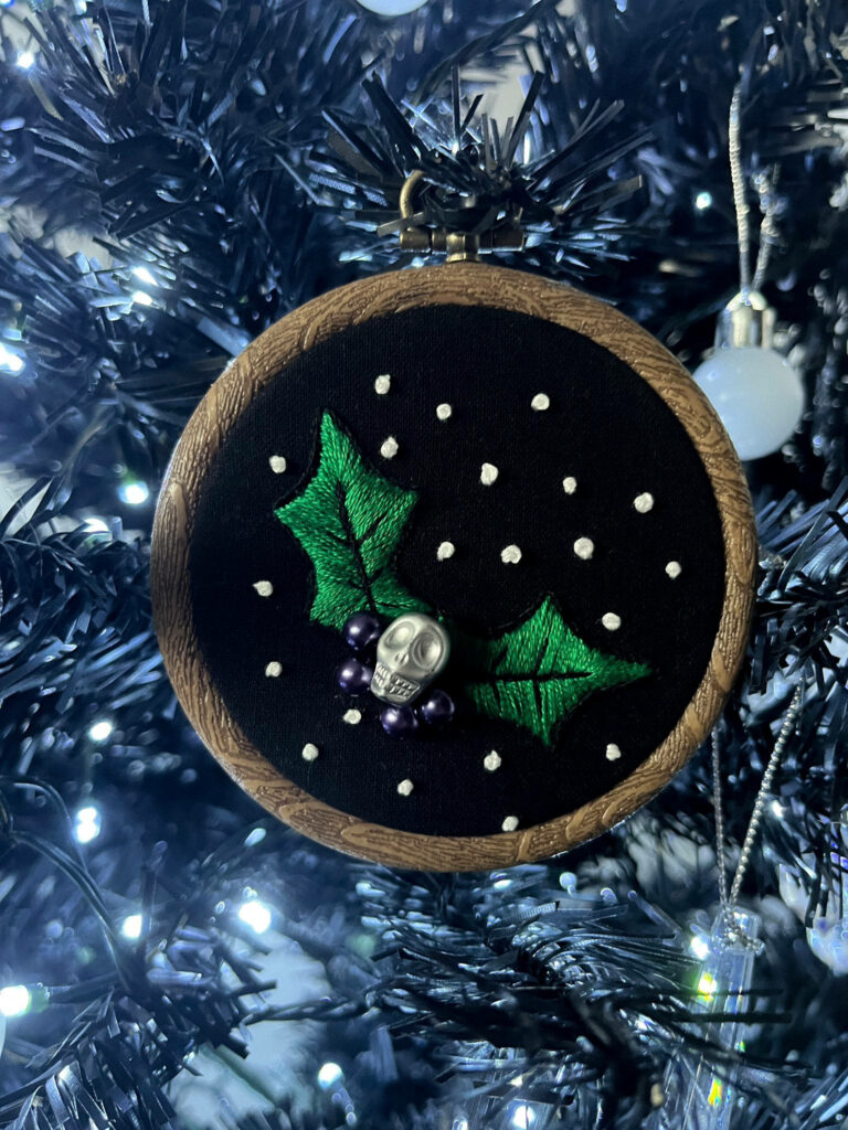 Festive Gothic Christmas Wallpaper: Skull, Holly, and Snowflakes