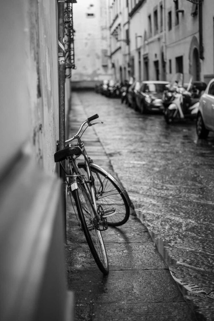 Captivating Grayscale Urban Alley Wallpaper with Nostalgic Bicycle