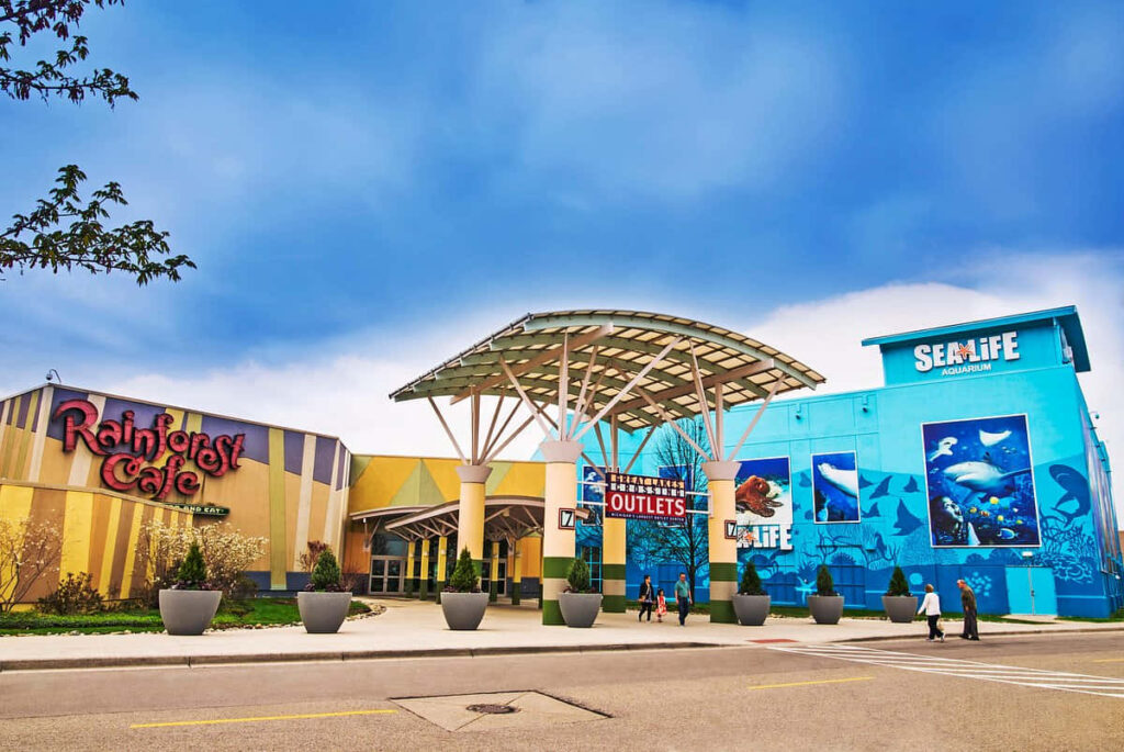 Vibrant Great Lakes Crossing Outlets: Colorful Storefronts Wallpaper
